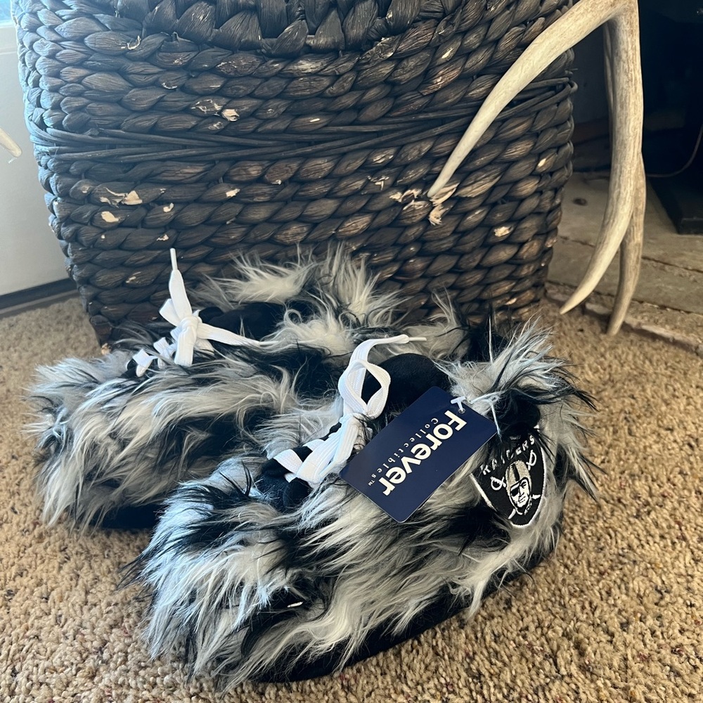 Raiders slippers.  I believe it a size 6.